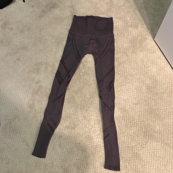 Plum Alo Hole Leggings - Picture 5 of 5